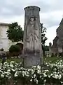 Le monument aux morts sur la place devant mairie et église (juin 2013)