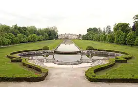 Les bassins et la fausse façade qui ferme la perspective du parc.