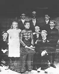 Pierre-Amand (arrière au centre), Annie (devant, troisième à partir de la gauche) et leurs enfants, en 1899.