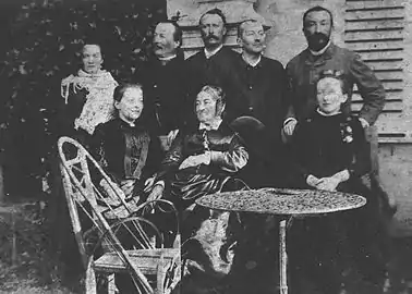 Famille Desbiez de Saint-Juan devant le château de Salans (Jura) en 1886. Au centre Marie de Saint-Juan.