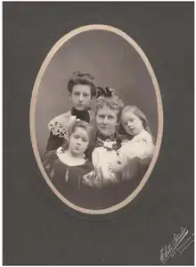 Une femme et ses enfants de face.