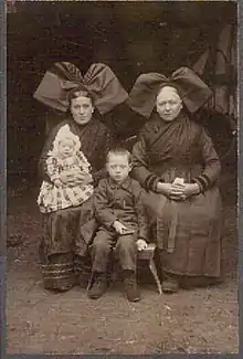 2 femmes et 2 enfants assis