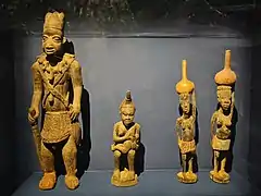 Famille sculptée.