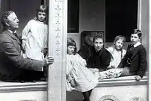 Photographie noir et la blanc d'une famille. Le père à gauche, avec les quatre enfants à sa droite et la mère au milieu.