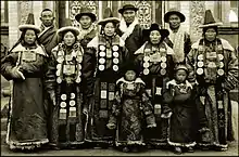 Famille Yugur portant des bijoux aux deux versions (long et rond) de shou