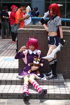 Cosplay d'Annie tenant son ours en peluche Tibbers.