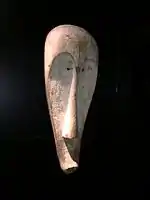 Masque attribué à la société du Ngil . Fang ou Makina (Oseba). Fleuve Mbini (Rio Muni), XIXe siècle. Bois, kaolin, 75 × 29 × 19 cm