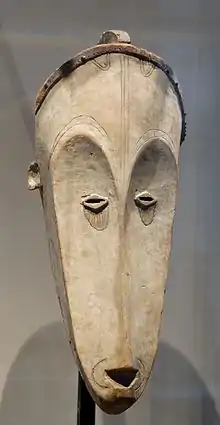 Masque fang attribué à la société du ngil. Bois peint au kaolin, 69 × 28 × 25 cm. République gabonaise, Fin 19e-début 20e