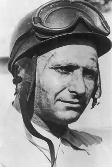 Portrait de Juan Manuel Fangio, portant son casque de pilote en 1952.