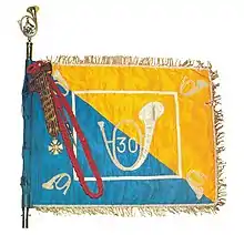 Fanion bleu et jaune, portant le numéro 30 dans un cor. Sur la hampe est accrochée une fourragère rouge et la croix de guerre 1914-1918 avec un long ruban