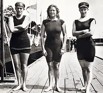 Photographie noir et blanc, trois femmes debout en tenue de bain