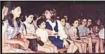 Farah Pahlavi avec des enfants de la Cour, dont sa fille Leila