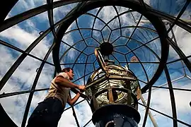 Le gardien de phare dans la sphère du phare de la Estaca de Bares