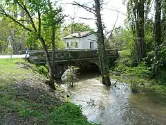 Le pont de la RD 3 à Saint-Laurent-des-Hommes lors d'une crue.