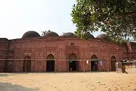 Mosquée de l'époque du Sultanat à plusieurs dômes