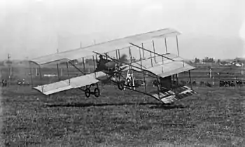 Louis Paulhan sur un Farman III au décollage