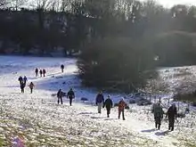 plusieurs randonneurs qui marchent vue de loin