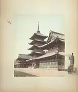 Tennonji, Osaka, entre 1885 et 1890. Photographie à l'albumine colorée à la main décorant un album.Vue du temple de Shi Tennō-ji à Osaka.