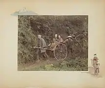 Jinriki, 1886. Photographie couleur à l'albumine décorant un album.Un conducteur de rickshaw, deux passagères et un porteur.
