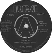 Description de l'image Fashion by David Bowie UK vinyl single.png.