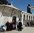 Entrée du cimetière de la mosquée Fatih, avec la fontaine de Nisançı Ahmed Pacha (1741-1742) à l'extrême gauche