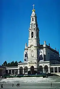 Haute tour de la Basilique de Notre-Dame du Rosaire de Fátima.