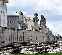 Monument aux petits Bergers de Fátima, au rond-point sud et l'avenue qui leur est dédiée.