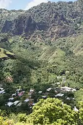 Photo d'une partie du village d'Omoa, prise depuis la piste qui le surplombe.