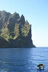 Photo montrant la côte très abrupte près d'Omoa. Elle tombe presque à la verticale dans la mer.