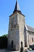 Le donjon carré en pierre calcaire soutenu par un seul contrefort à droite.