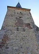 Cette partie du donjon porte la marque du murage d'une ouverture.