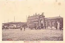 L'ancienne gare, dans les années 1930.La concurrence routière est déjà en place, en témoignent les autocars stationnant sur le parvis.