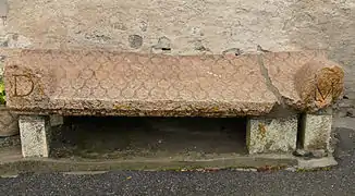 Couvercle d'un sarcophage de l’Antiquité tardive devant l'église Saint-Étienne.