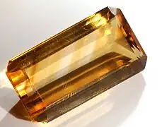 Fausse citrine taillée.