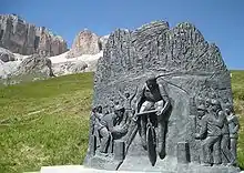 Monument en hommage à Coppi au col Pordoi par la commune de Canazei
