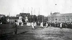 photo en noir et blanc représentant des footballeurs sur un terrain.