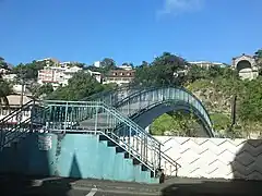 Le pont et la fontaine Gueydon sur le canal Levassor (rivière Madame, centre-ville).