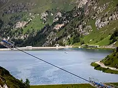 Une vue panoramique sur le lac de Fedaia.