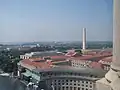 Vue des toits du Triangle fédéral, avec en arrière-plan, le Washington Monument.