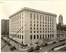 Photographie noir et blanc de la façade du palais de justice.