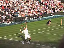 Roger Federer au service sur le Court Central de Wimbledon