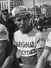 Portrait en noir et blanc d'un cycliste portant une casquette et un maillot avec l'inscription Margnat.