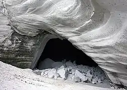 Photographie montrant l'entrée d'une grotte.