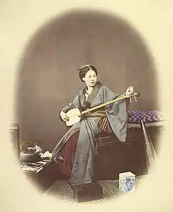 Jeune femme jouant du shamisen (années 1860).