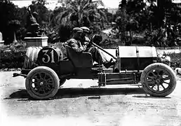 Photo de voiture de profil (droite) avec son pilote et son copilote.