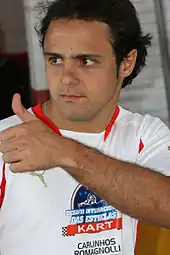 Vu de trois-quarts, Massa porte un t-shirt blanc, en 2007, lors du Desafio Internacional das Estrelas.