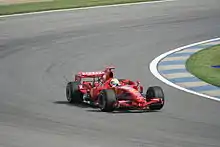 Massa prend un virage sur sa Ferrari, en 2007, à Indianapolis.