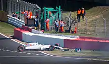 La Williams blanche de Massa détruite en bord de piste.