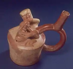 Vase-portrait Moche - Scène de sexualité orale, une femme pratiquant une fellation.