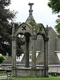 Structure dans le jardin de l'église.